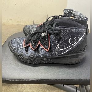 Nike Kyrie Kybrid worn a couple times in great condition. No box size 9